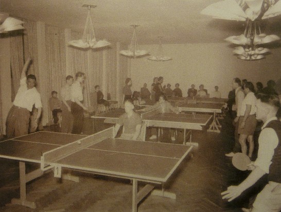 Spielbetrieb in den 1950er Jahren (wohl im Schwarzen Bär)